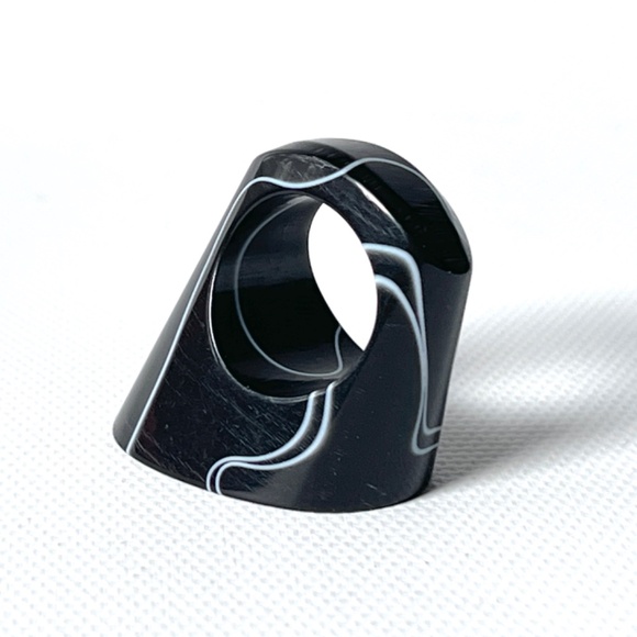 Vintage Size 5 Lucite Black Swirl Ring Oval Slanted Flat Top Geometric Mod - Picture 3 of 10